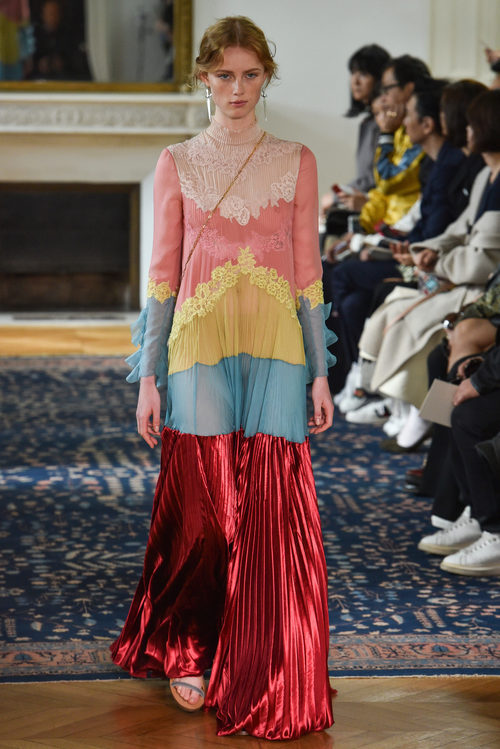 Vestido largo de colores de Valentino colección primavera/verano 2017 en París Fashion Week