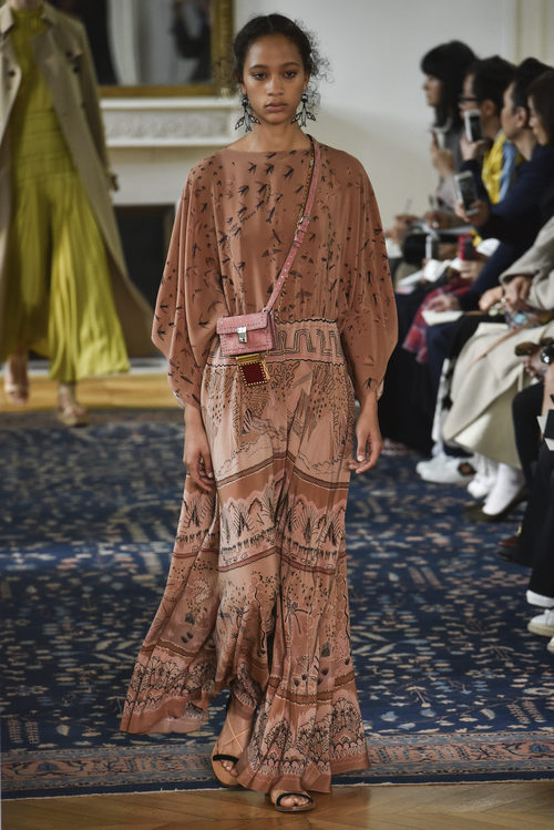 Vestido largo marrón estampado de Valentino colección primavera/verano 2017 en París Fashion Week