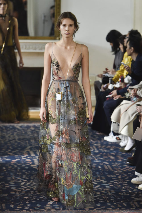 Vestido transparente bordado de Valentino colección primavera/verano 2017 en París Fashion Week