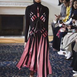 Vestido rosa y negro de Valentino colección primavera/verano 2017 en París Fashion Week