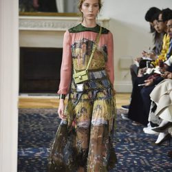 Vestido estampado con un cuadro de El Bosco de Valentino colección primavera/verano 2017 en París Fashion Week