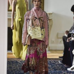 Conjunto de falda y chaqueta en rosa y marrón de Valentino colección primavera/verano 2017 en París Fashion Week