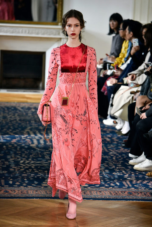 Vestido rosa y rojo de Valentino colección primavera/verano 2017 en París Fashion Week