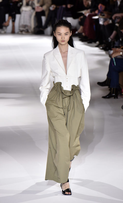 Blusa y pantalón ancho verde de Stella McCartney colección primavera/verano 2017 en París Fashion Week