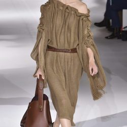 Vestido marrón de punto de Stella MCCartney colección primavera/verano 2017 en París Fashion Week