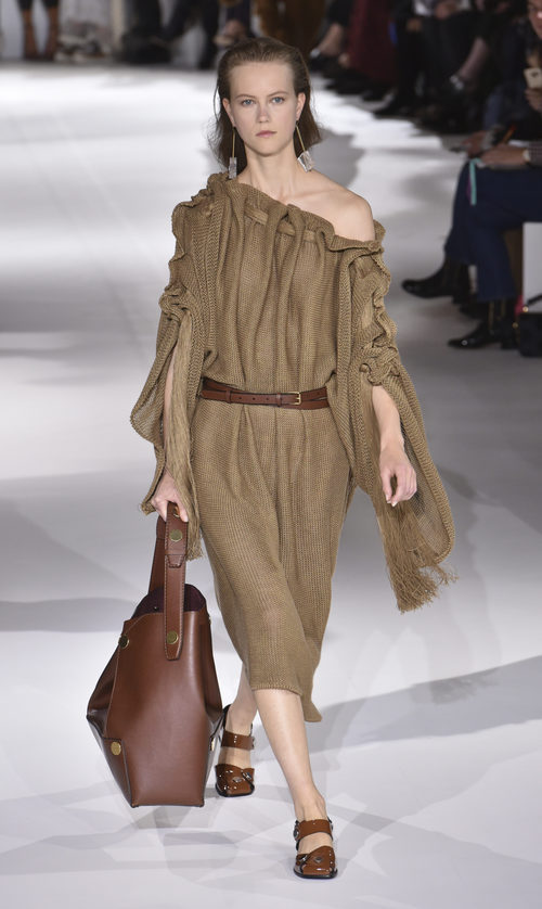 Vestido marrón de punto de Stella MCCartney colección primavera/verano 2017 en París Fashion Week