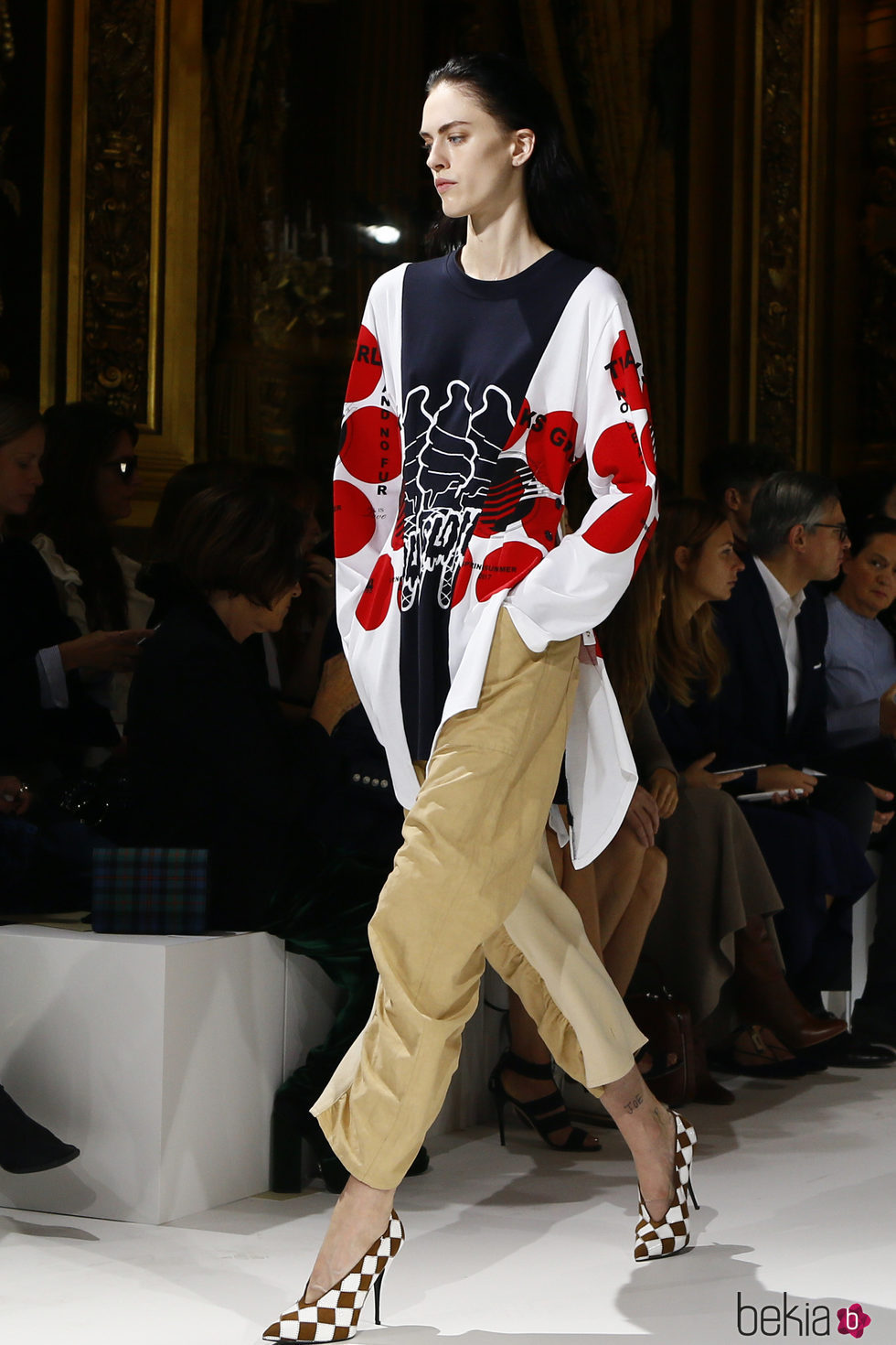 Conjunto de pantalón, camiseta y chaqueta de Stella McCartney colección primavera/verano 2017 en París Fashion Week