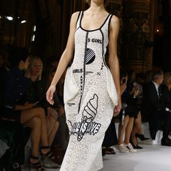 Vestido blanco bordado de Stella McCartney colección primavera/verano 2017 en París Fashion Week.