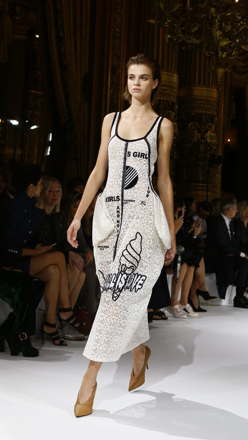 Vestido blanco bordado de Stella McCartney colección primavera/verano 2017 en París Fashion Week.