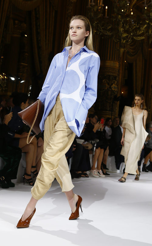 Blusa azul y pantalón beige de Stella McCartney colección primavera/verano 2017 en París Fashion Week