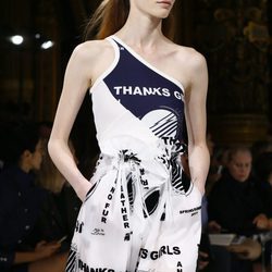 Vestido asimétrico Thanks Girls de Stella McCartney colección primavera/verano 2017 en París Fashion Week