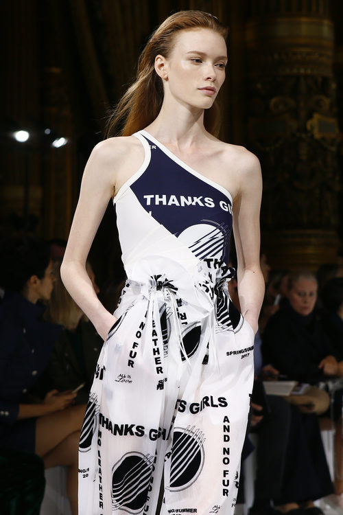 Vestido asimétrico Thanks Girls de Stella McCartney colección primavera/verano 2017 en París Fashion Week