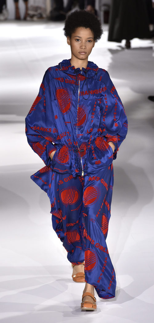 Conjunto azul y rojo de Stella McCartney colección primavera/verano 2017 en París Fashion Week