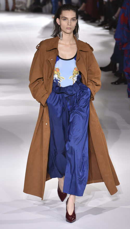 Conjunto azul y gabardina camel de Stella McCartney colección primavera/verano 2017 en París Fashion Week