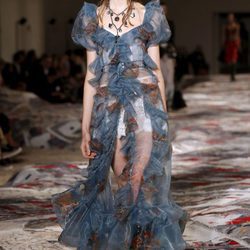Vestido estampado con transparencias en el desfile de Alexander MCqueen en la Paris Fashion Week 2016