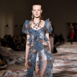 Vestido estampado con transparencias en el desfile de Alexander MCqueen en la Paris Fashion Week 2016