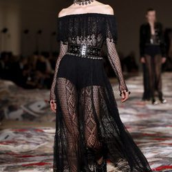 Vestido negro escote bardot en el desfile de Alexander MCqueen en la Paris Fashion Week 2016