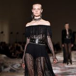 Vestido negro escote bardot en el desfile de Alexander MCqueen en la Paris Fashion Week 2016