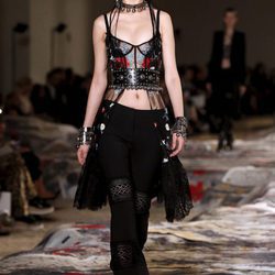 Conjunto pantalón y top tricolor en el desfile de Alexander MCqueen en la Paris Fashion Week 2016