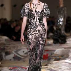 Vestido en color hueso y bordados en negro en el desfile de Alexander MCqueen en la Paris Fashion Week 2016