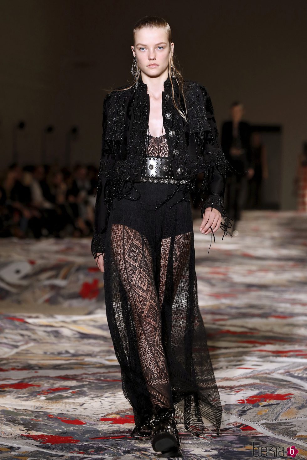 Vestido negro con falda transparente en el desfile de Alexander MCqueen en la Paris Fashion Week 2016
