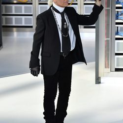Karl Lagerfeld saludando después del desfile de Chanel en la semana de la moda de París