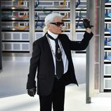 Karl Lagerfeld saludando después del desfile de Chanel en la semana de la moda de París