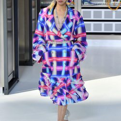 Abrigo a cuadros en colores fluor durante el desfile de Chanel en la Paris Fashion Week 2016