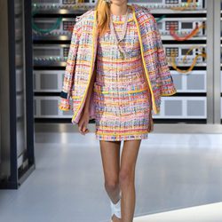 Conjunto en crochet y colores pasteles durante el desfile de Chanel en la Paris Fashion Week 2016