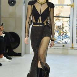 Conjunto en negro con transparencias para el desfile de Louis Vuitton en la Paris Fashion Week 2016