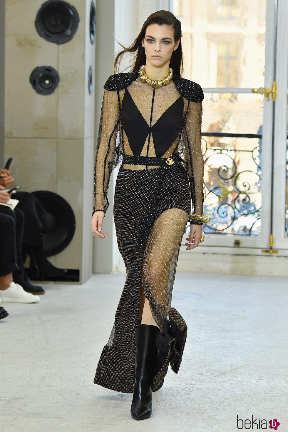 Conjunto en negro con transparencias para el desfile de Louis Vuitton en la Paris Fashion Week 2016