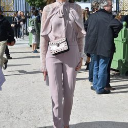 Nieves Álvarez con un total look rosa cuarzo en el desfile de Elie Saab en la París Fashion Week