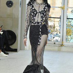Conjunto en negro con lunares para el desfile de Louis Vuitton en la Paris Fashion Week 2016