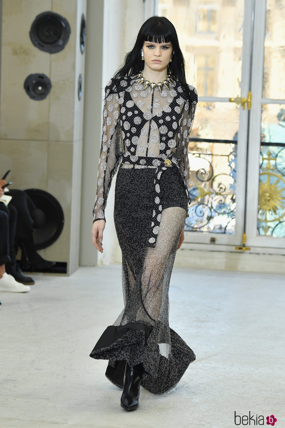Conjunto en negro con lunares para el desfile de Louis Vuitton en la Paris Fashion Week 2016