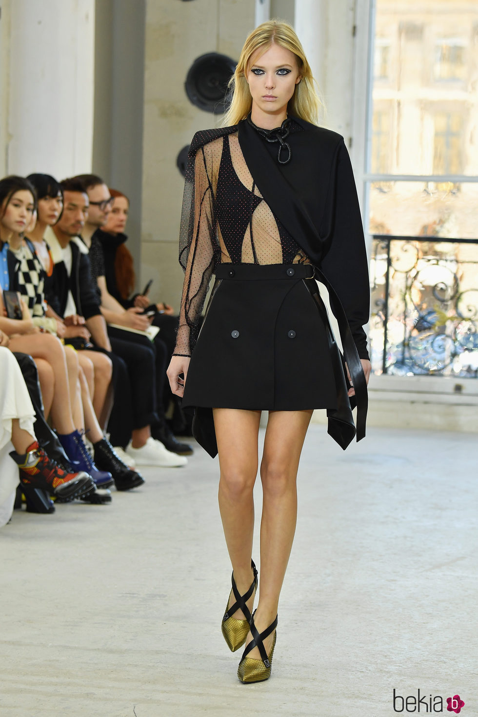 Falda campana y blusa con transparencias para el desfile de Louis Vuitton en la Paris Fashion Week 2016