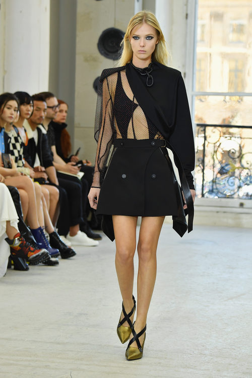 Falda campana y blusa con transparencias para el desfile de Louis Vuitton en la Paris Fashion Week 2016