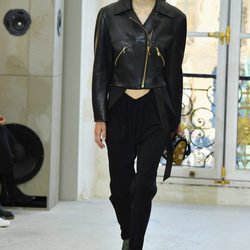 Pantalón y biker de cuero en negro para el desfile de Louis Vuitton en la Paris Fashion Week 2016