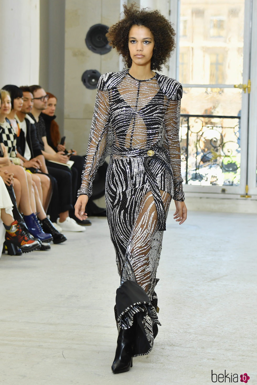 Vestido con transparencias y estampado cebra para el desfile de Louis Vuitton en la Paris Fashion Week 2016