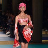 Bikini con superposiciones florales en coral para el desfile de Miu Miu en la Paris Fashion Week 2016