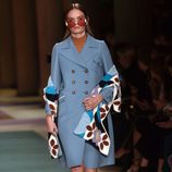 Abrigo de corte masculino doble botonadura en azul bebé para el desfile de Miu Miu en la Paris Fashion Week 2016