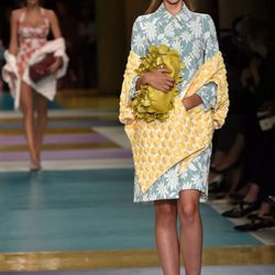 Vestido recto estampado en flores para el desfile de Miu Miu en la Paris Fashion Week 2016
