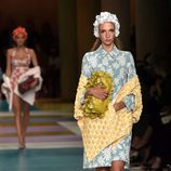 Vestido recto estampado en flores para el desfile de Miu Miu en la Paris Fashion Week 2016