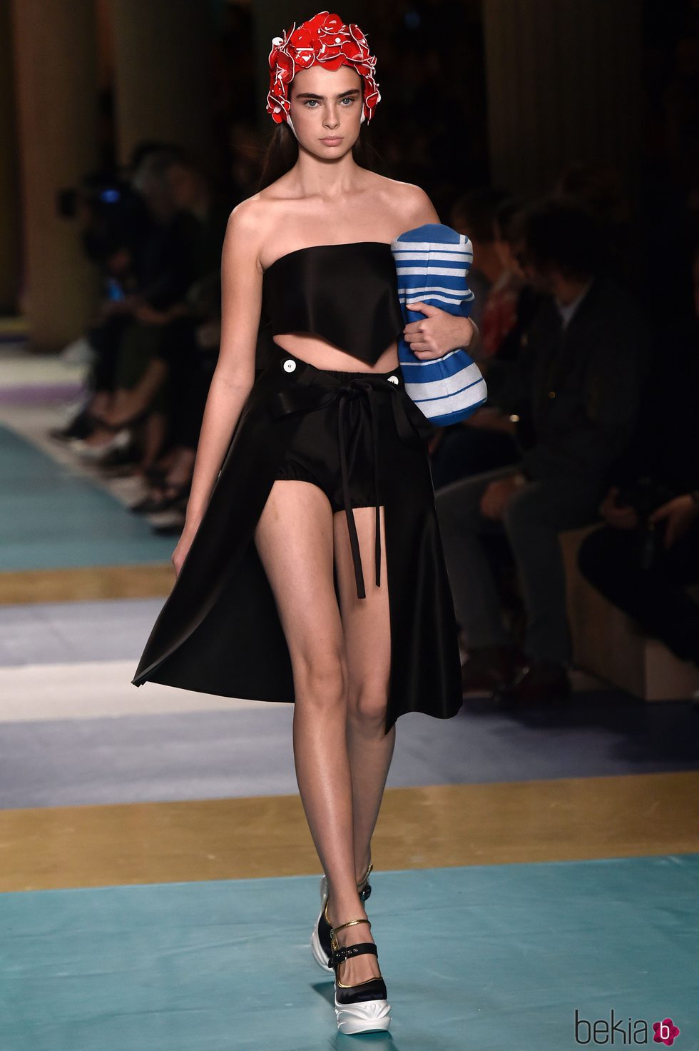Conjunto negro con falda larga para el desfile de Miu Miu en la Paris Fashion Week 2016