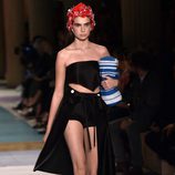 Conjunto negro con falda larga para el desfile de Miu Miu en la Paris Fashion Week 2016