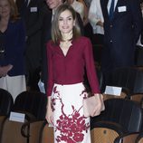 La Reina Letizia con un look de Felipe Varela en la reunión de la Fundación Amigos del Museo del Prado