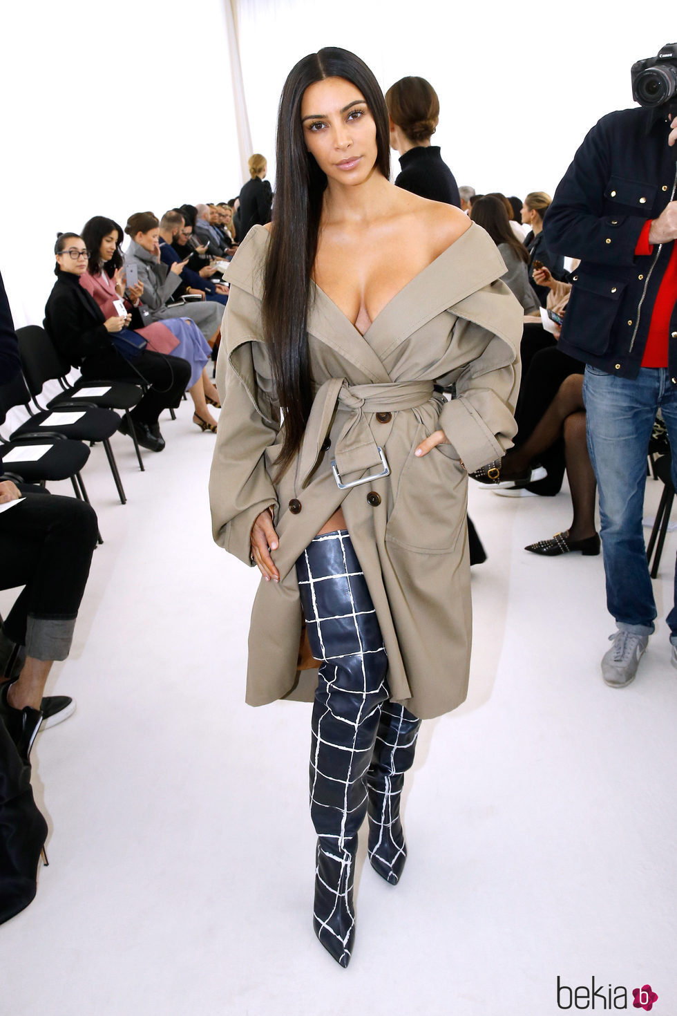 Kim Kardashian con una gabardina en el desfile de Balenciaga en la París Fashion Week