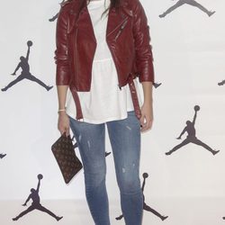 Andrea Duro con unos jeans en el 'Defy Gravity' homenaje a Michael Jordan