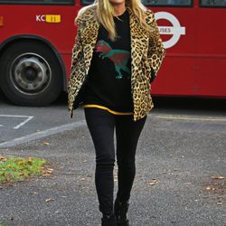 Kate Moss con un look animal print por las calles de Londres