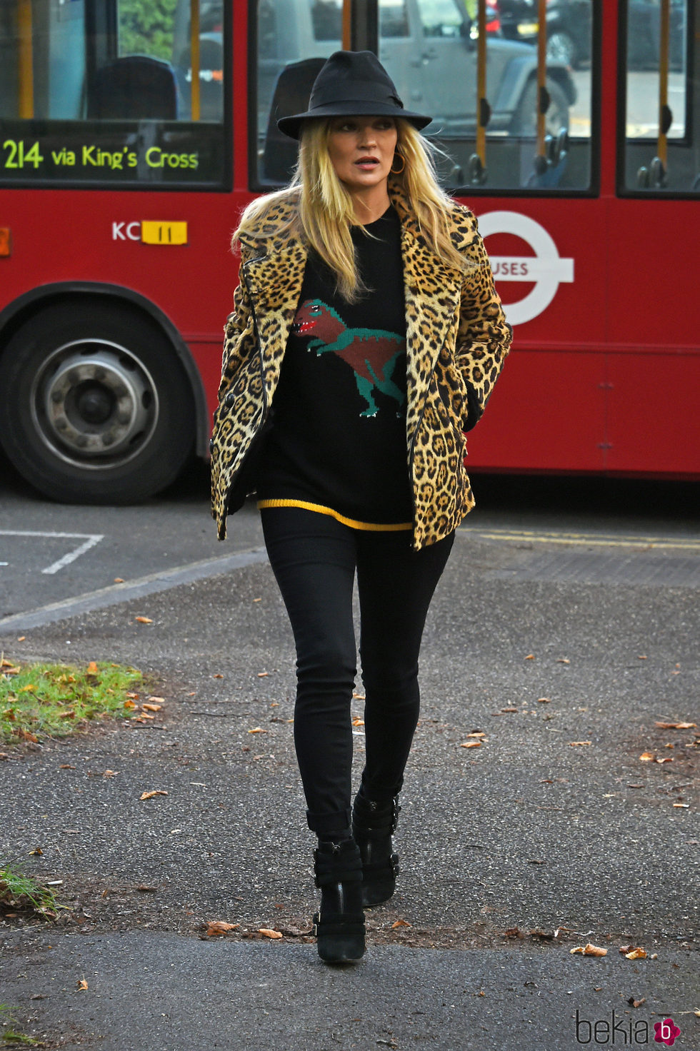 Kate Moss con un look animal print por las calles de Londres