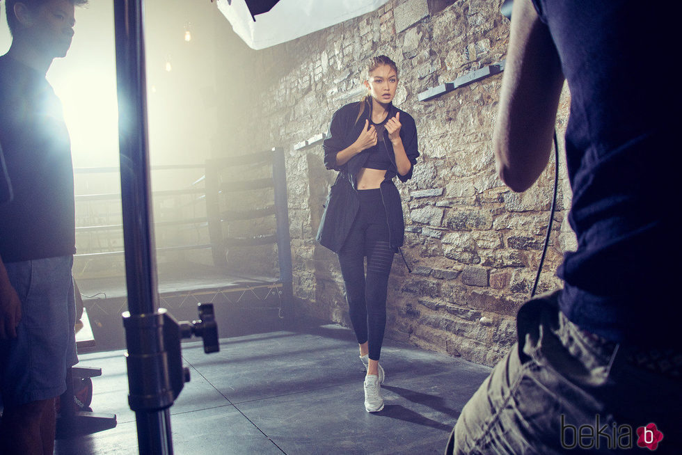 Gigi Hadid con un conjunto fitness de la colección '#PerfectNever' de Reebok